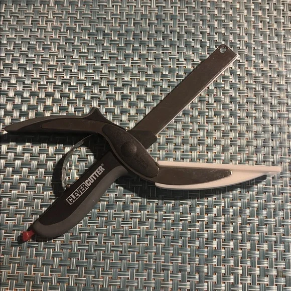 Clever Cutter 2-in-1 Cutting Board scissors - Picture 5 of 5